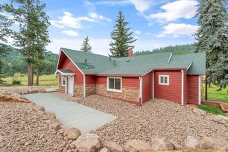 Building Photo - 3 BEDROOM, 3 BATH+ BONUS ROOMS ON RANCH IN...