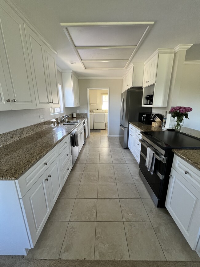 Building Photo - 6850 Clara Lee Ave