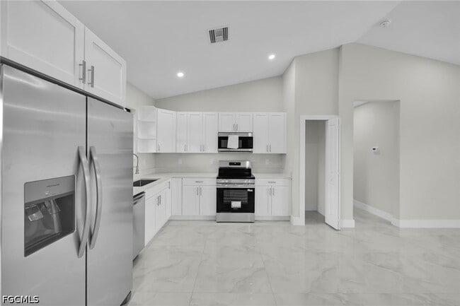 Building Photo - 462 Lampion Ave S