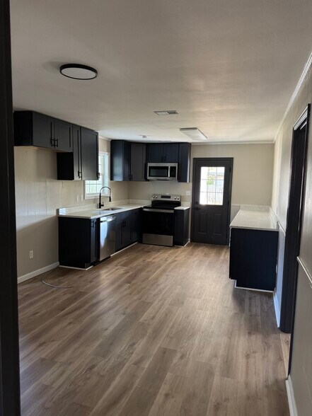 Kitchen - 646 Clearview St