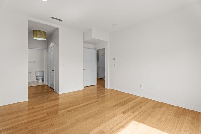 Building Photo - Spacious 2-Bed Townhome with Private Rooft...