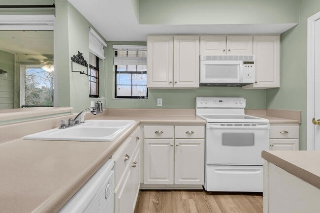 Building Photo - 1850 Montclair Dr