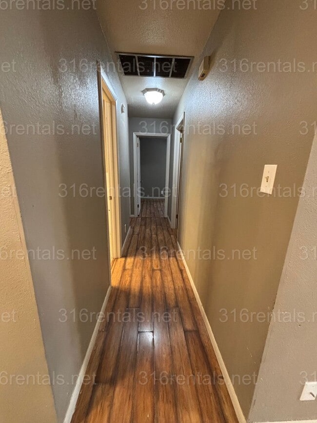 Building Photo - 3 bedroom 2 bathroom rental available NOW!