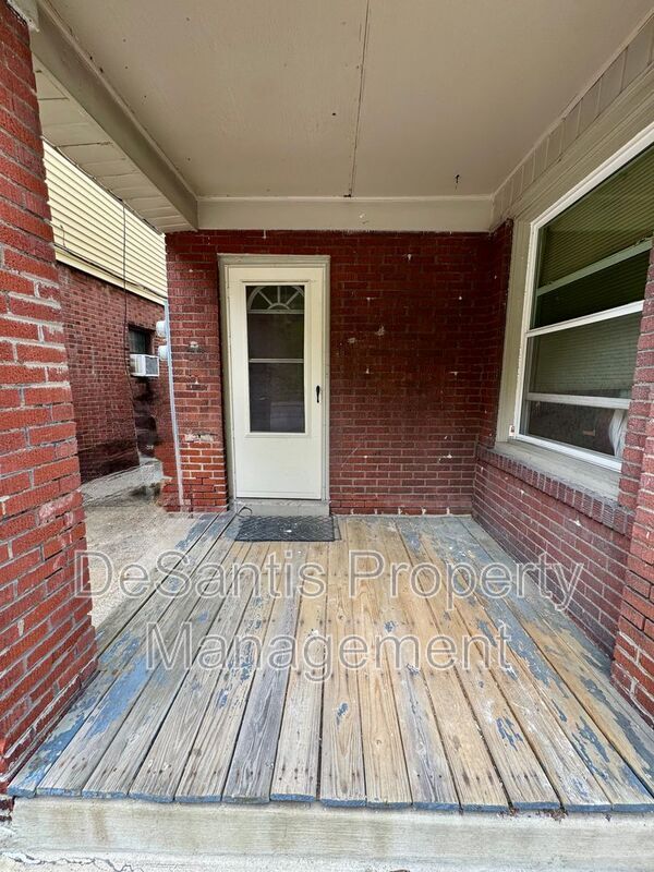 Building Photo - 215 Spencer Ave