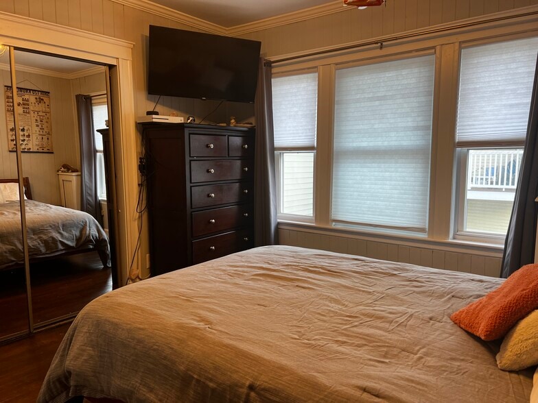 Room available now. - 81 Morton Ave