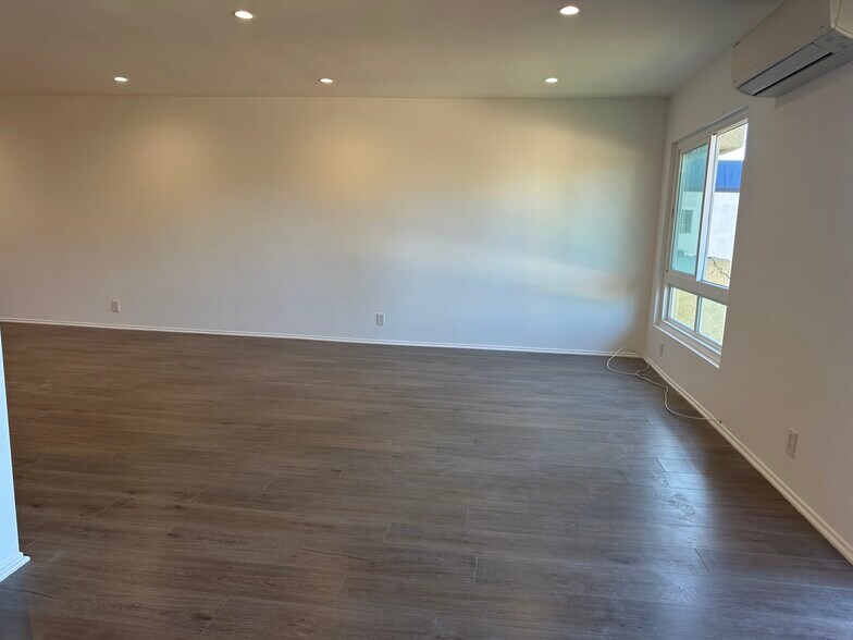 Building Photo - 5950 Buckingham Pky