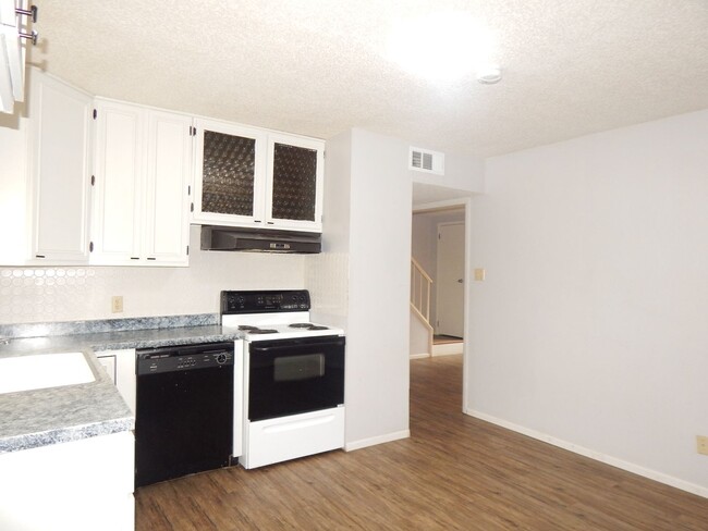 Building Photo - Lovely 2 Bedroom, 1-1/2 Bath, Duplex!