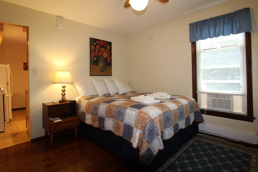 Queen size bed - 48 Miller St