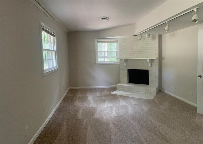 Building Photo - 1744 Oak Ridge Way NW
