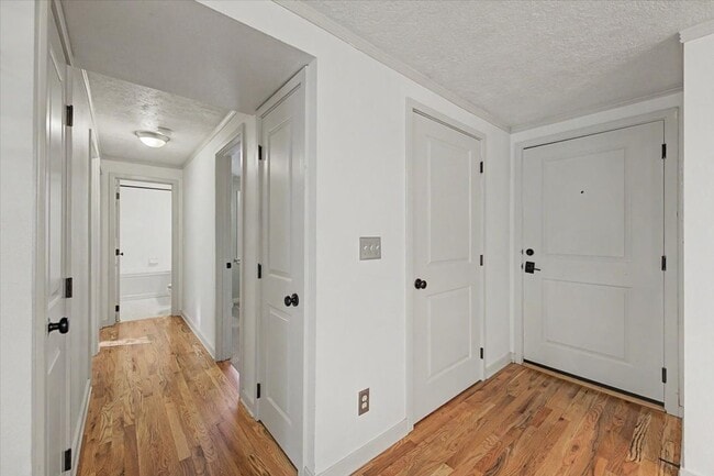 Building Photo - 407 Village Ln