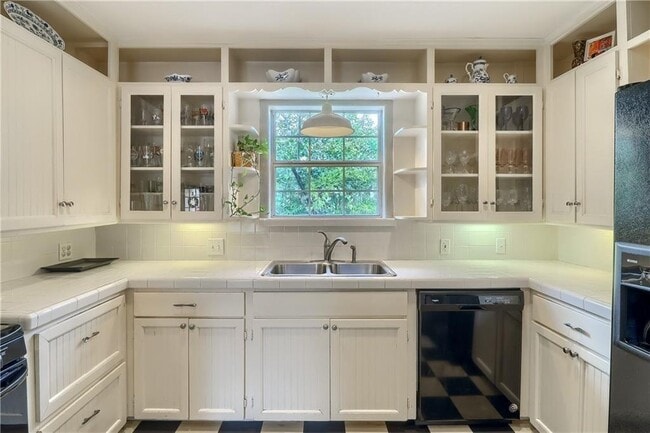 Building Photo - 1504 Hillmont St