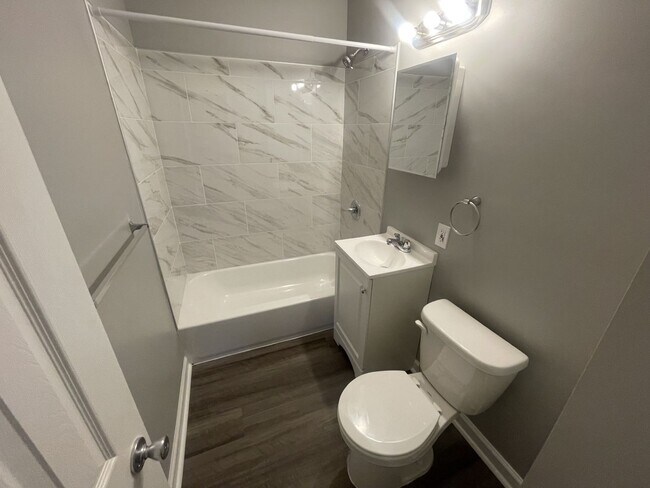 Building Photo - Baltimore - 3 bedroom and 1 Bathroom Available!