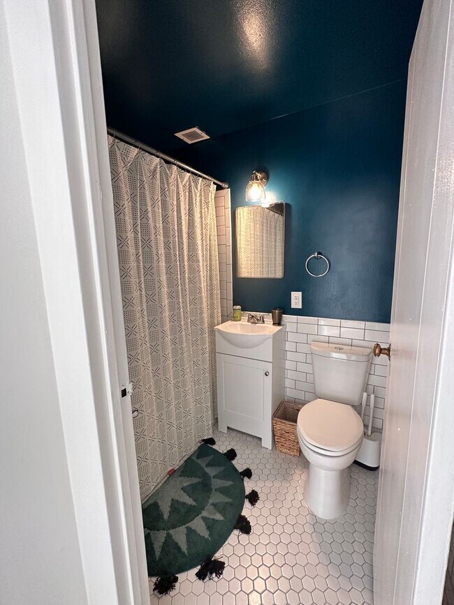 Building Photo - Cute and Clean Furnished Condo
