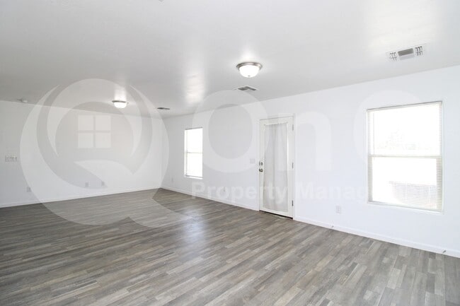 Building Photo - 822 N Navajo Ln