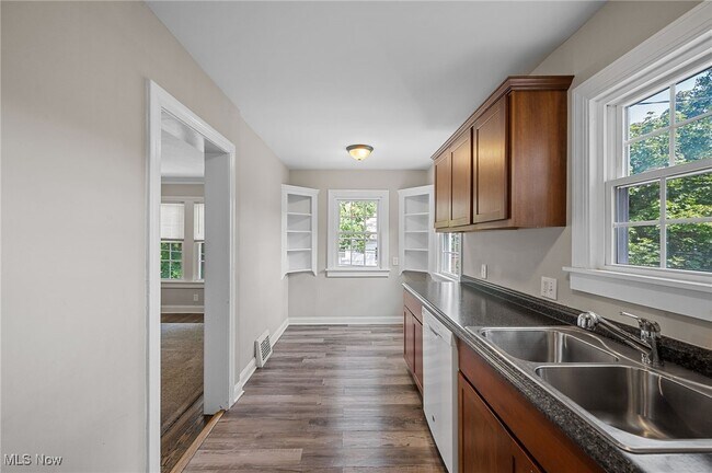 Building Photo - 3595 Glencairn Rd