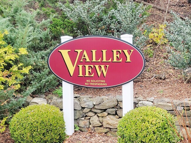 Building Photo - 96 Valley Dr