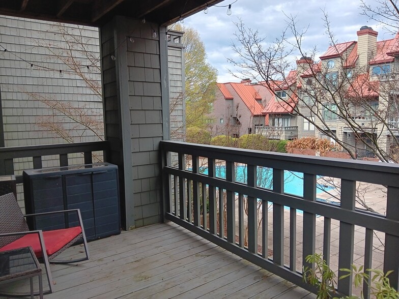 Balcony w/ view to pool - 9033 J M Keynes Dr