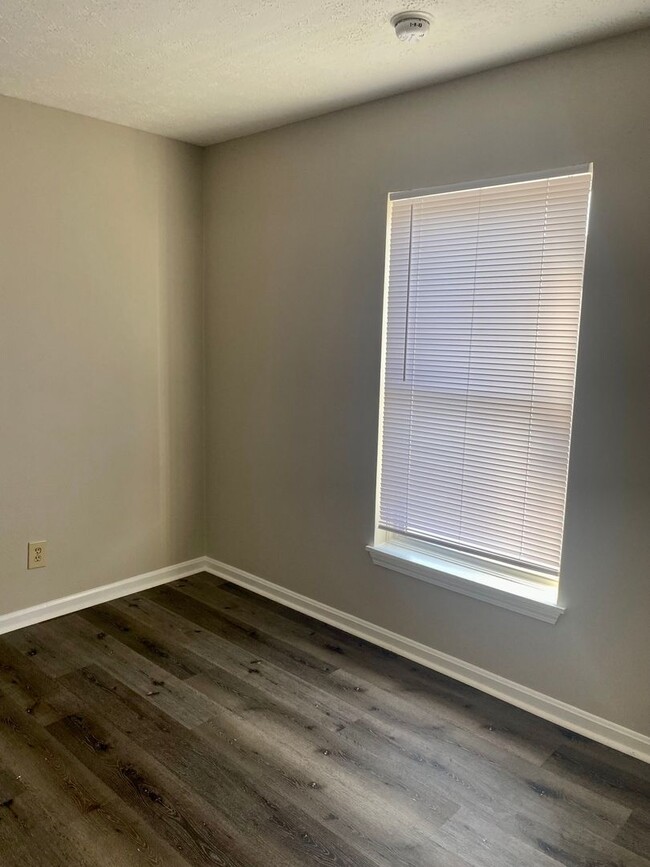 Building Photo - Second floor two bedroom apartment in Port...