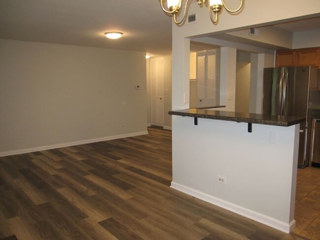 Building Photo - Spacious 2 Bedroom