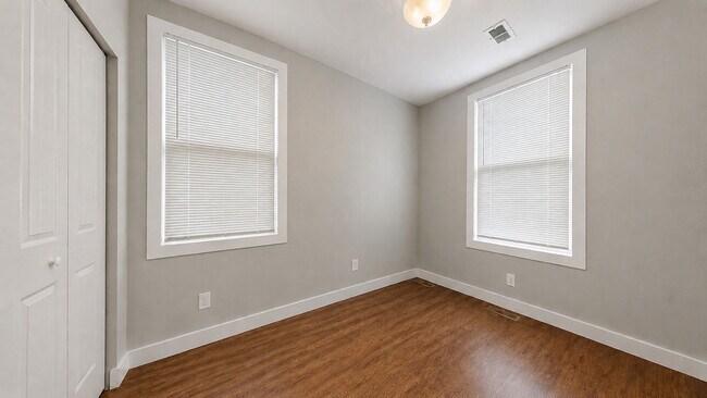Building Photo - 1305 W Barry Ave