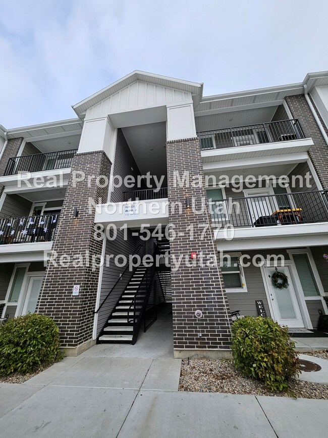 Building Photo - 2 Bedroom 2 Bath Top Level Apartment Available!