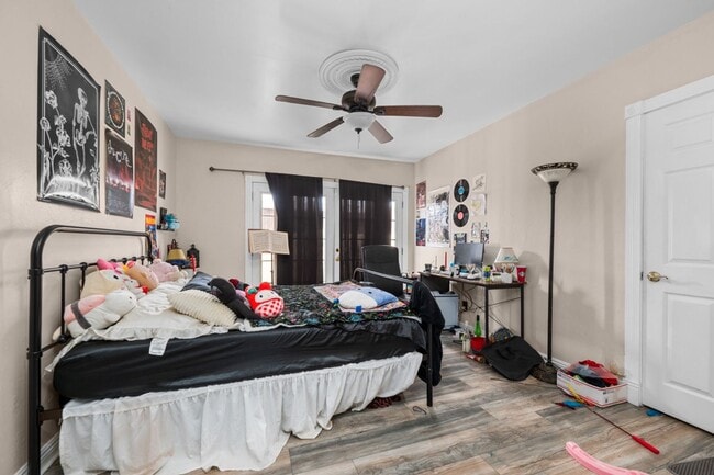 Building Photo - Spacious bedrooms!