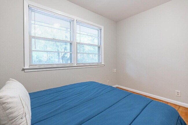 Building Photo - THE KNOLLVIEW | Spacious updated home just a 5-minute walk to bus 186, offering convenient and co...