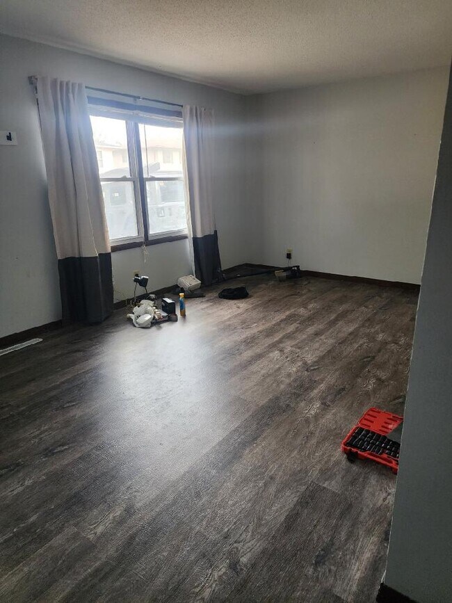 Building Photo - 1765 Valley Dr