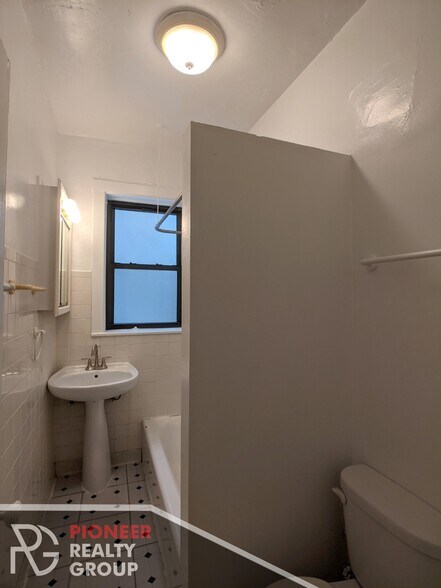 Building Photo - 630 W Cornelia Ave