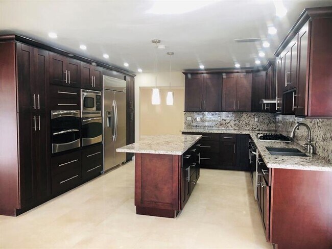 Building Photo - 633 Solar Isle Dr