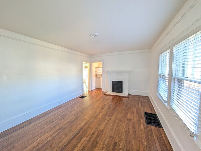 Building Photo - West Asheville Bungalow!