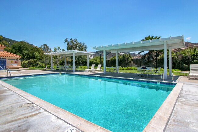 Building Photo - 4952 Lake Shore Ct
