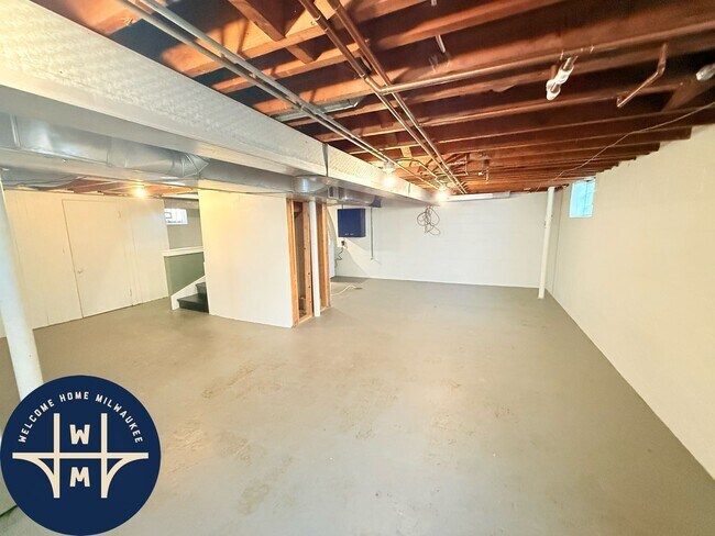 Building Photo - 10431 W Hillside Ave