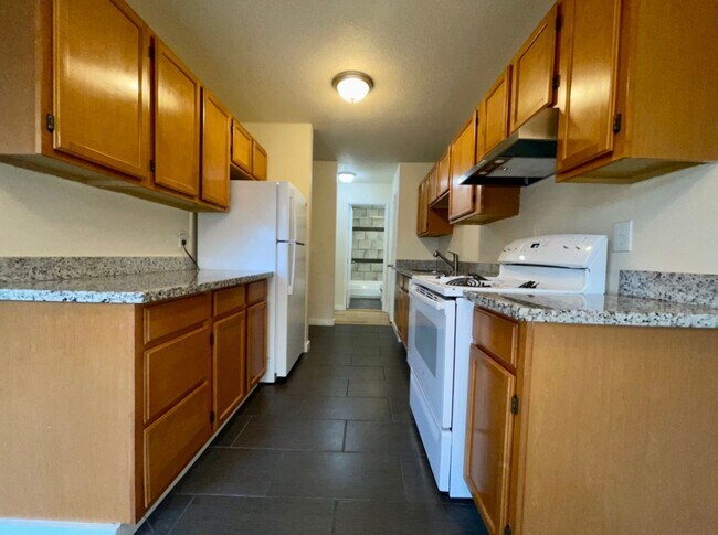 Building Photo - Spacious Top Floor One Bedroom With Front ...