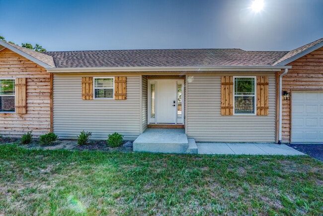 Building Photo - 204 E Sunset Cove Ln
