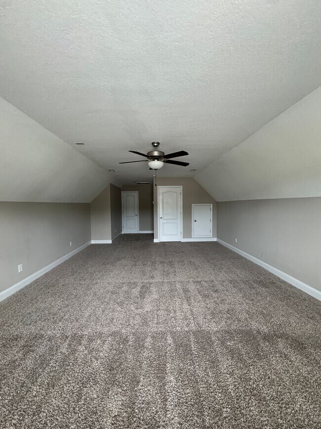 Building Photo - Spacious 4 Bed 3 Bath Home with Fenced Yard