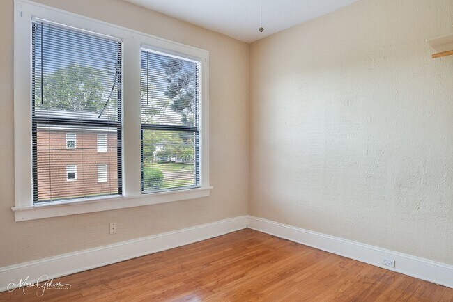 Building Photo - Two Bed One Bath South Highland Apartment
