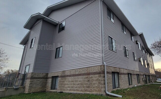 Building Photo - 131 Cedar St E