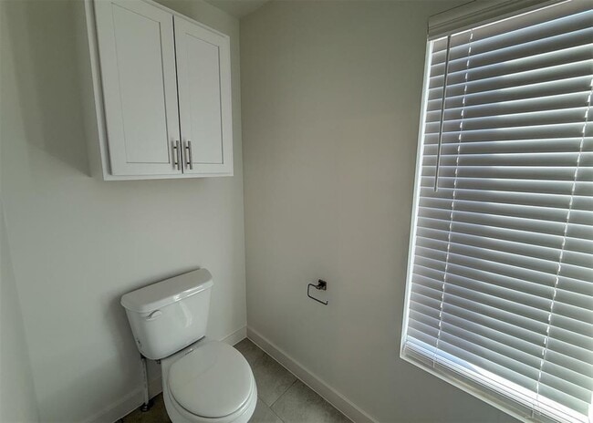 Building Photo - 13112 Maplewood Ave