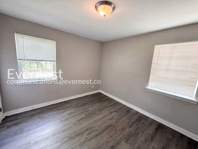 Building Photo - 1000 4th Ave W