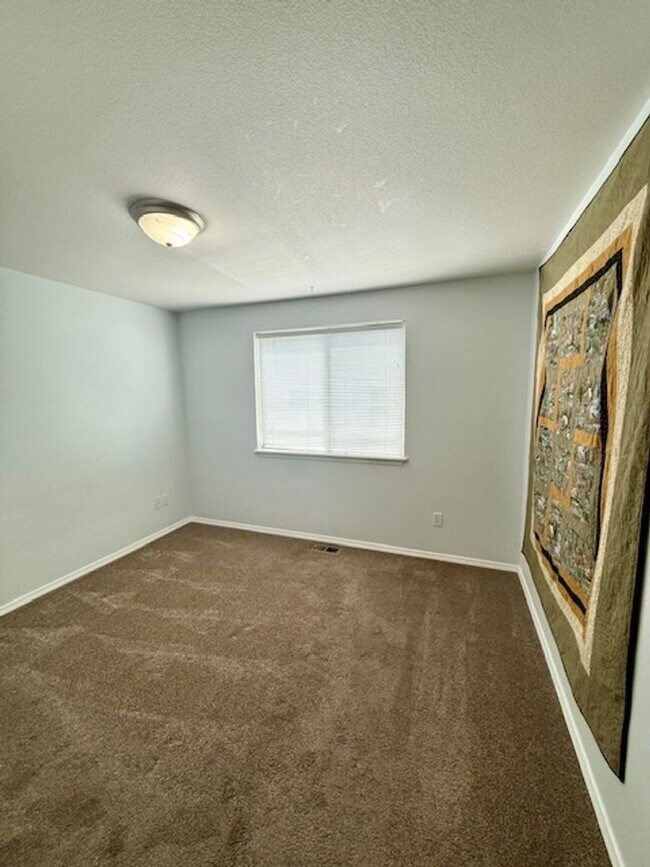 Building Photo - Lovely 3 Bedroom Single Level home with St...
