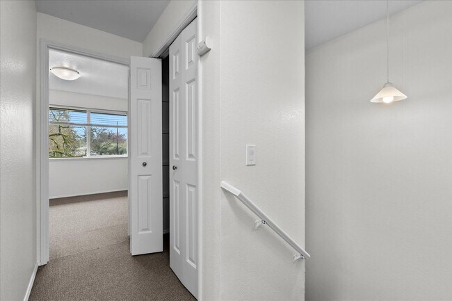 Building Photo - Monroe End Unit Townhome Unit A