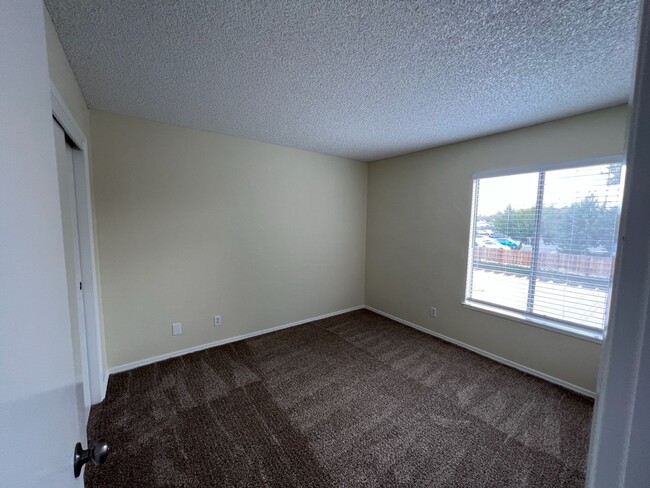 Building Photo - Updated 2 bedroom condo located in a gated...