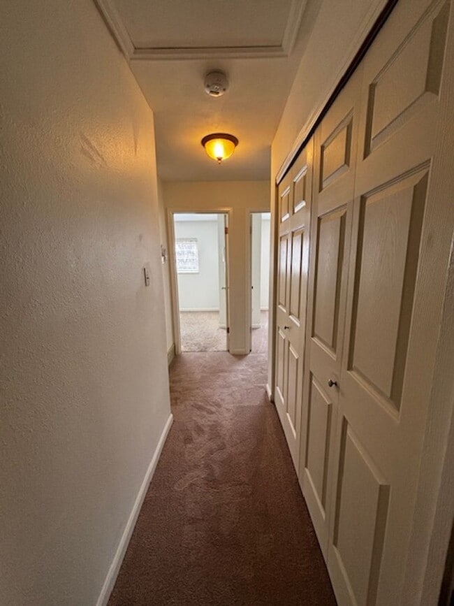 Building Photo - Cute 5 Bedroom 3 Bath Single Family Home
