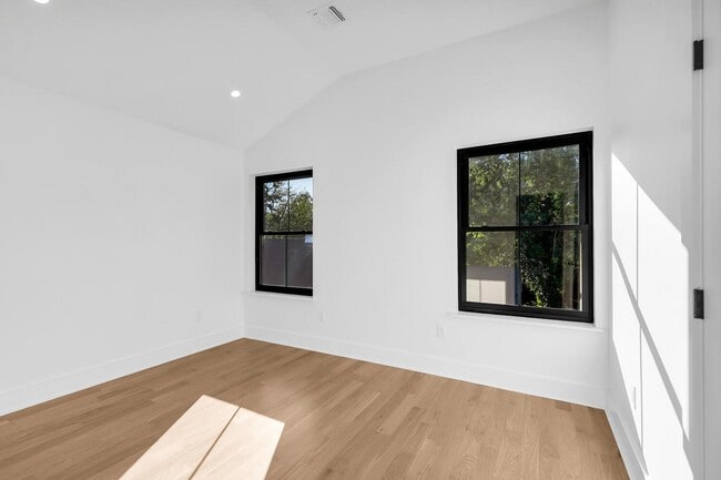 Building Photo - 516 River Rd