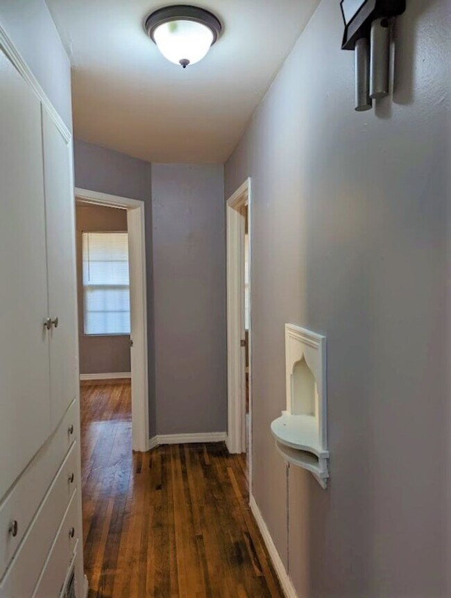 Building Photo - 2 Bed 1 Bath Plus Bonus Living/Office Cottage Style Home-The Village NW OKC