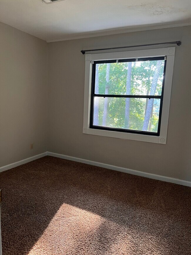 Building Photo - 2089 Pine Tree Dr