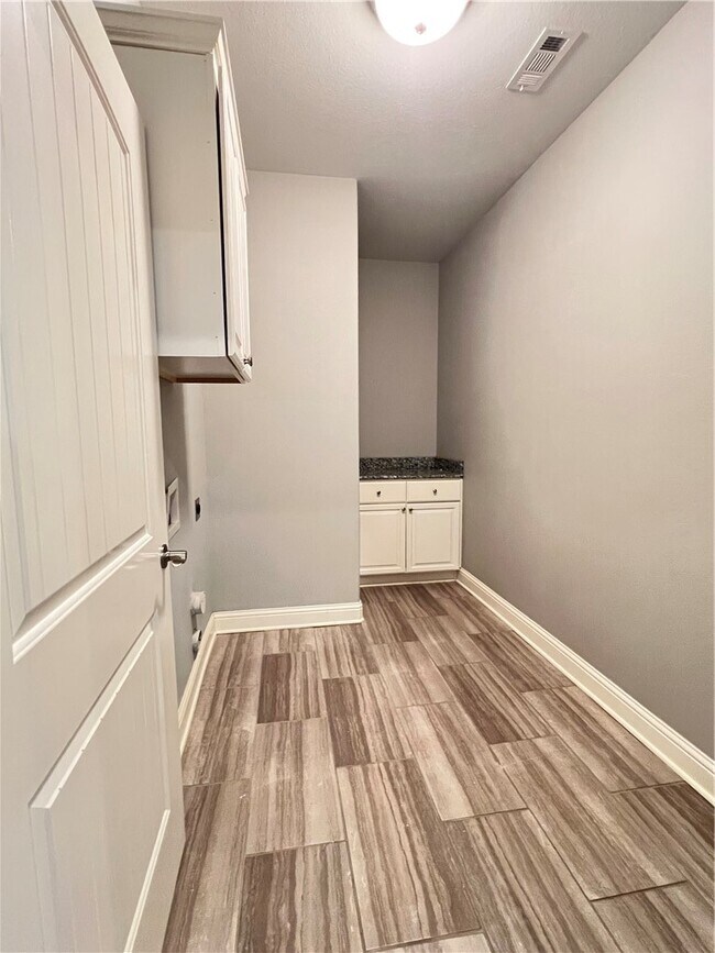 Building Photo - 2007 S Dixieland Rd