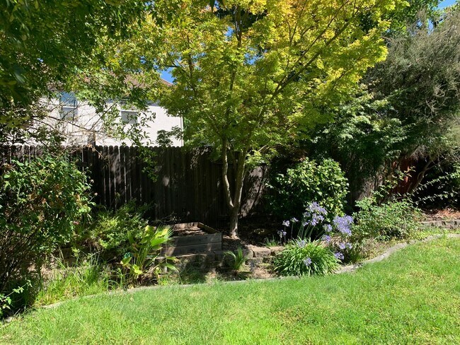 Building Photo - Spacious 4 bedroom 2.5 Bathroom Gold River...