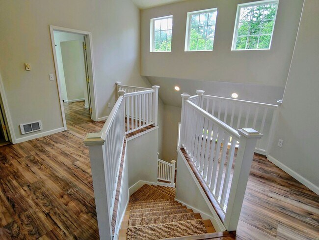 Building Photo - Spectacular Home with Lake Access!